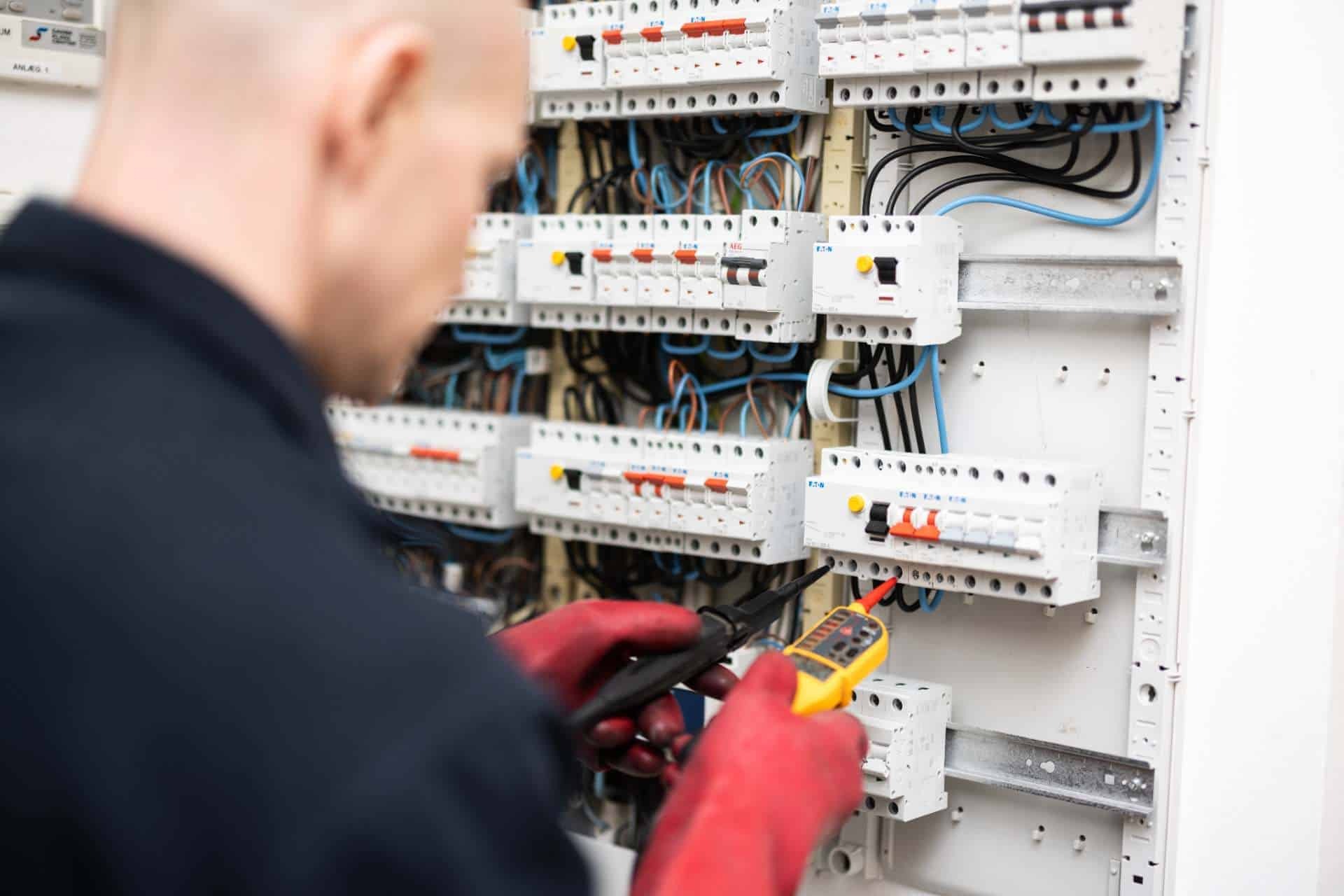 Pålidelig elektriker til entrepriseopgaver med fokus på økonomi